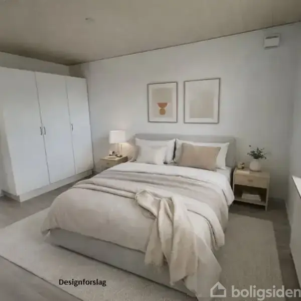 Et soveværelse med en dobbelt seng i centrum dækket med lyse puder og tæpper. To natborde med lamper er ved siden af sengen. Skabe er mod væggen. Tekst: "Designforslag".