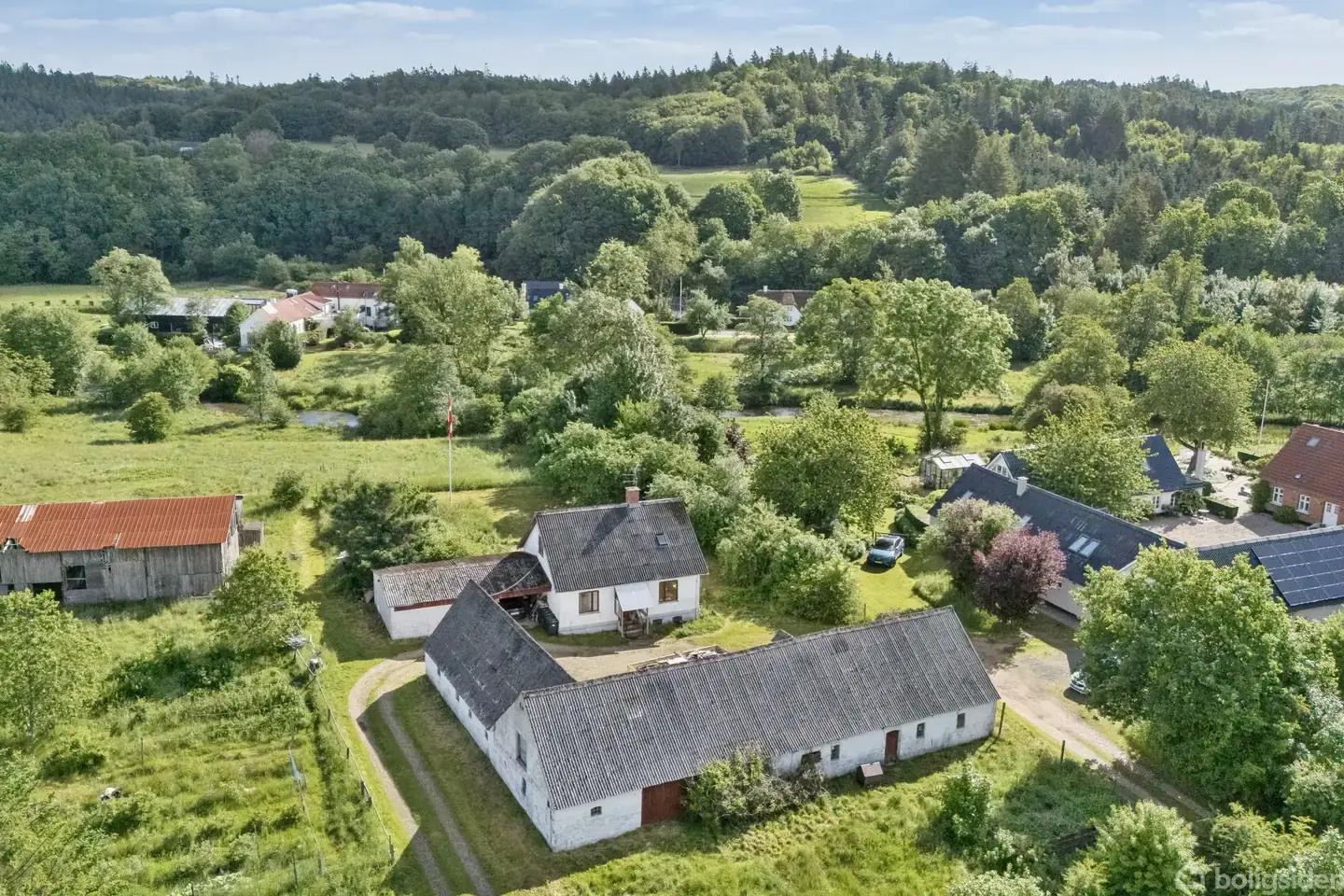 Naturskøn ejendom med grund til Gudenåen og 9,3 hektar jord