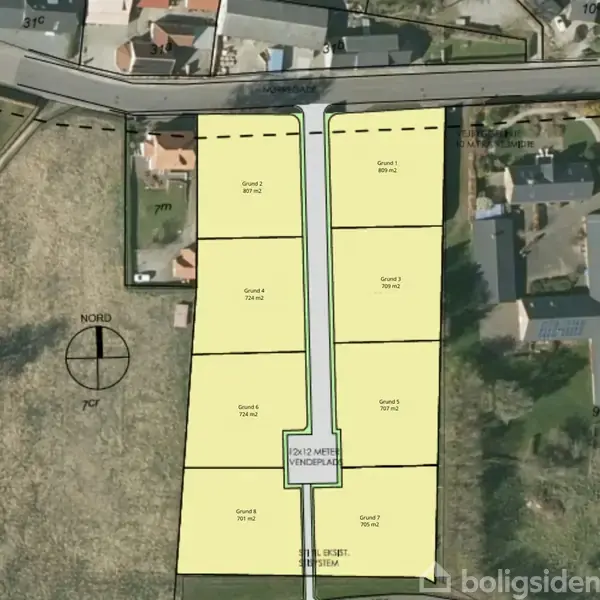 Syv parcelhusgrunde er markeret i gult på et kort over et boligområde. Teksten lyder: "Grund 1", "Grund 2", "Grund 3", osv. Gader og huse omgiver grundene. En nordpil viser retning.
