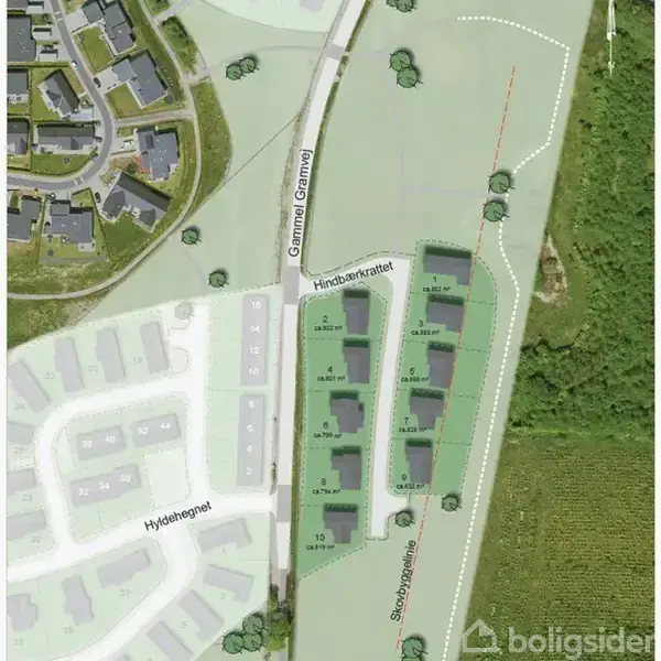 Kort viser et boligområde med veje navngivet Gammel Grængevej, Hindbærkrattet og Hyldehegnet. Huse er nummererede, omgivet af grønne områder og skov. Markeringer indikerer parcelgrænser.