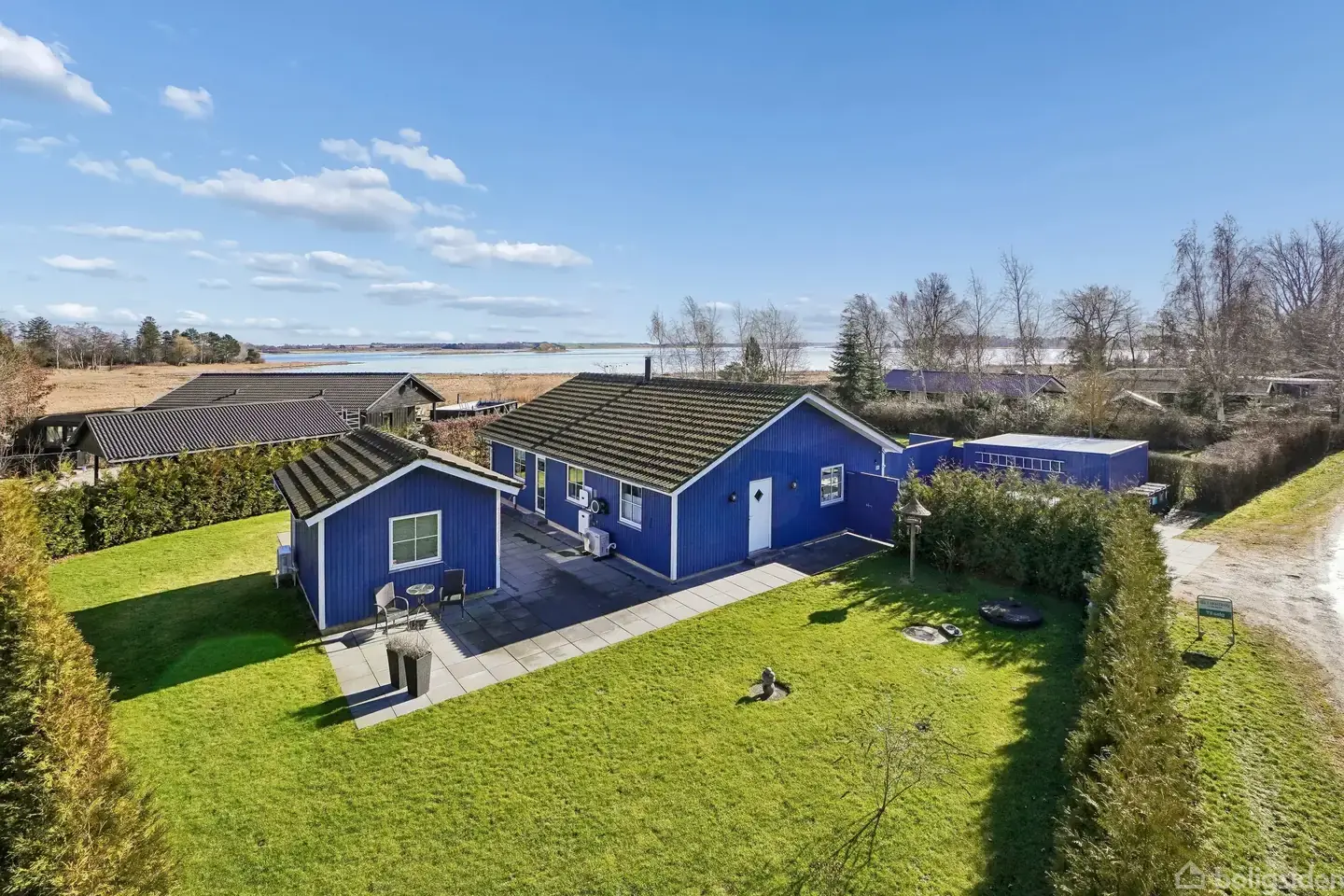 Sommerhus med opvarmet udhus og fjordkig