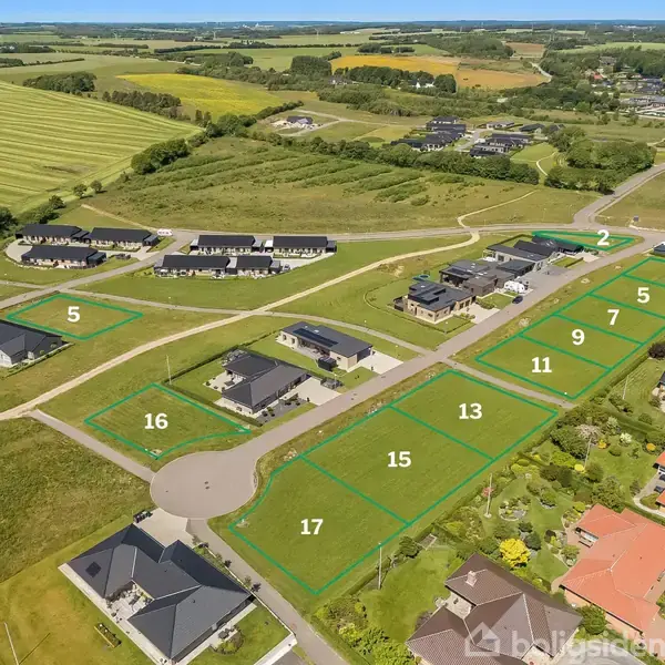 Grønt område med parcelhusgrunde markeret med blå linjer og hvide tal: 1, 2, 3, 5, 7, 9, 11, 13, 15, 16, 17. Omgivet af spredte huse og marker i baggrunden.