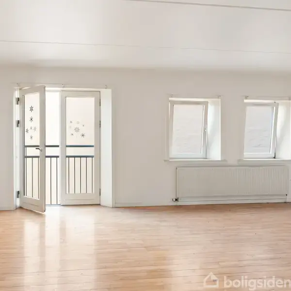 Et lyst rum med trægulve og hvide vægge. Dobbeltdøre åbner ud til en balkon, og to små vinduer med en radiator under dem.
