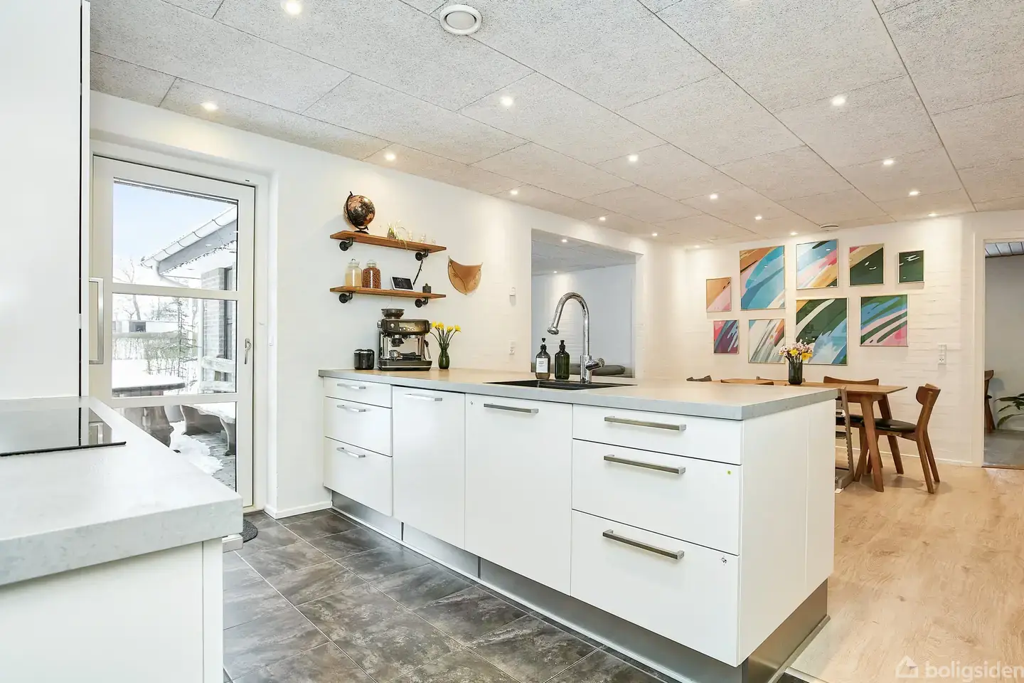 Stor villa med markudsigt og med kig til græssende æsler