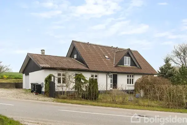 Charmerende familievilla nær marker og kyst