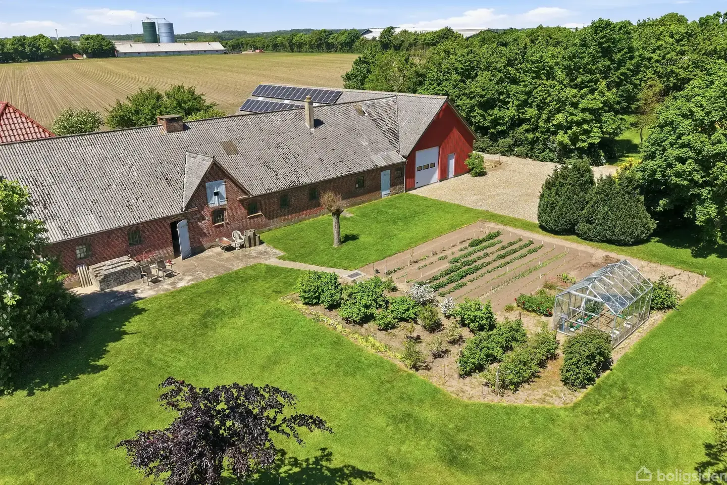 STUEHUS MED ENESTÅENDE UDSIGT – 1,6 HA GRUND, MASKINHUS, STALD MED CHARME OG EVENTYRLIGE UDEAREALER - Visning 3