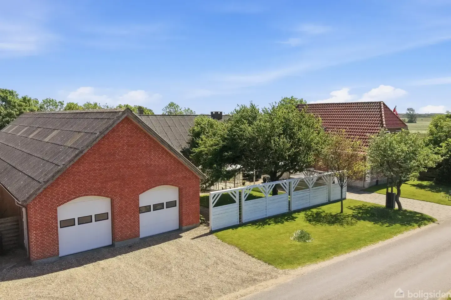 STUEHUS MED ENESTÅENDE UDSIGT – 1,6 HA GRUND, MASKINHUS, STALD MED CHARME OG EVENTYRLIGE UDEAREALER - Visning 2