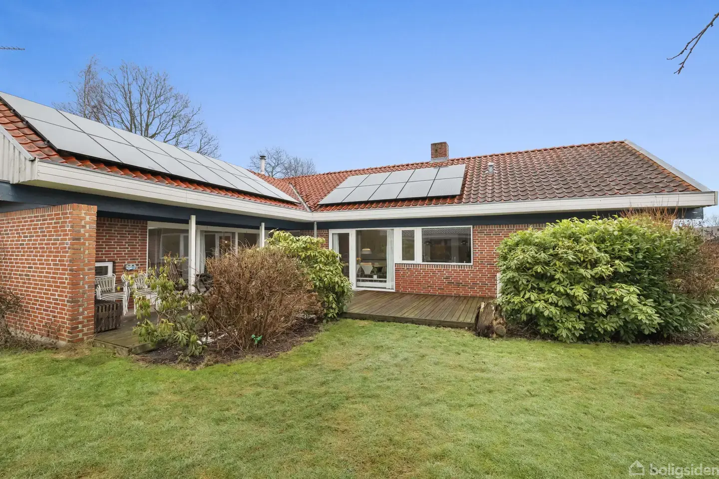 Arkitekttegnet storvilla med skøn haveoase