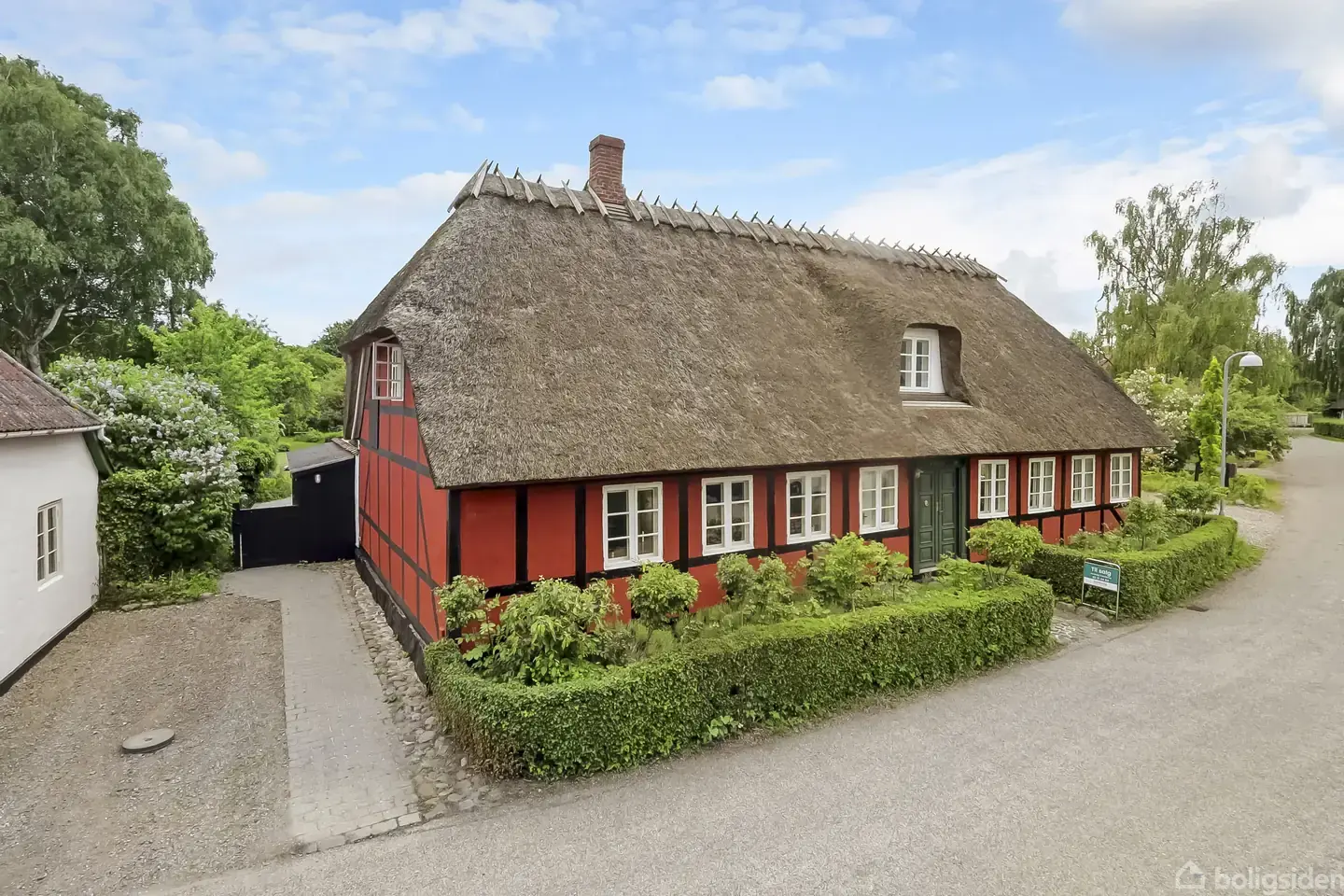 Historisk bindingsværksvilla med sjælden haveoase i Troense