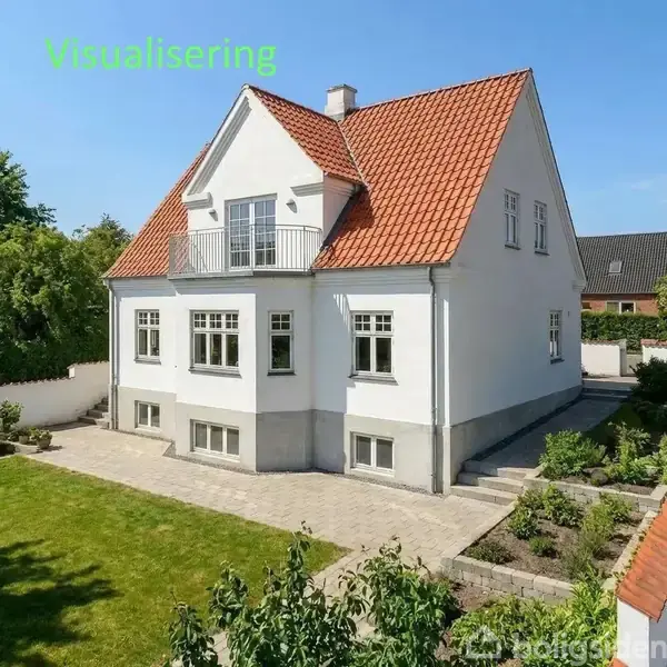 Et hvidt hus med rødt tegltag står stille. Det har en lille altan og flere vinduer. Haven er grøn og velplejet med stier omkring.