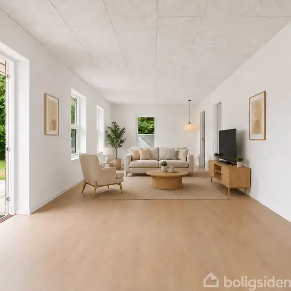 Stue med sofa, lænestol og sofabord placeret på lys trægulv. Rummet har hvide vægge med indrammede billeder og et stort vindue. TV står på mediemøbel. Dør åbner ud mod haven.