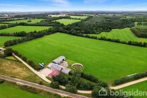 Landejendom på Dyrebyvej 31, 6854 Henne