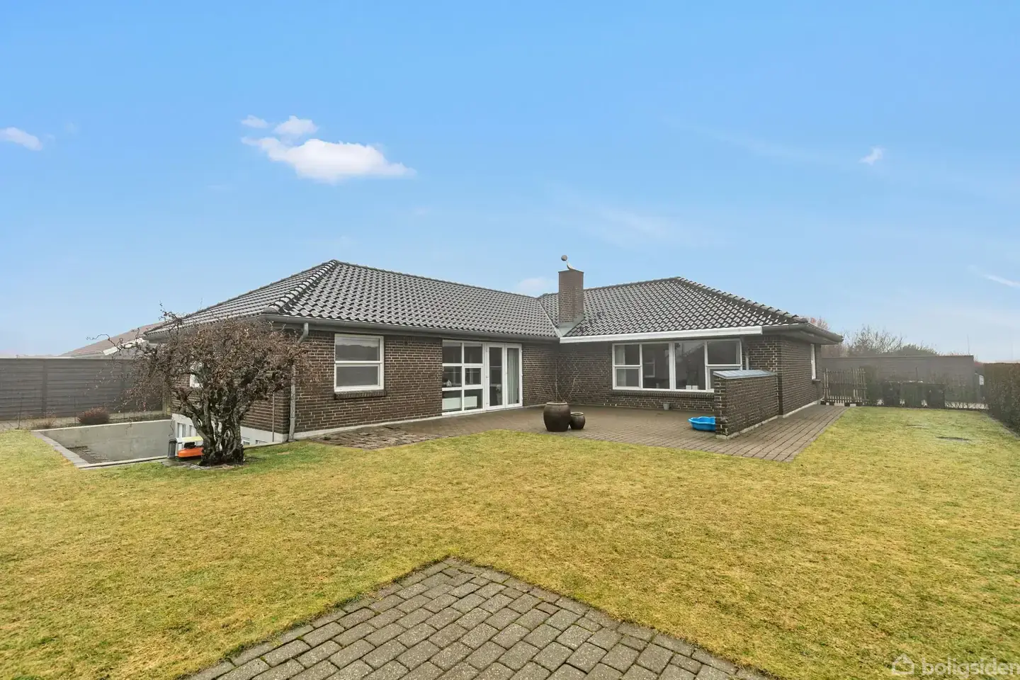 Storvilla på 194 m2 + god høj kælder på 74 m2 samt dobbelt garage på 57 m2