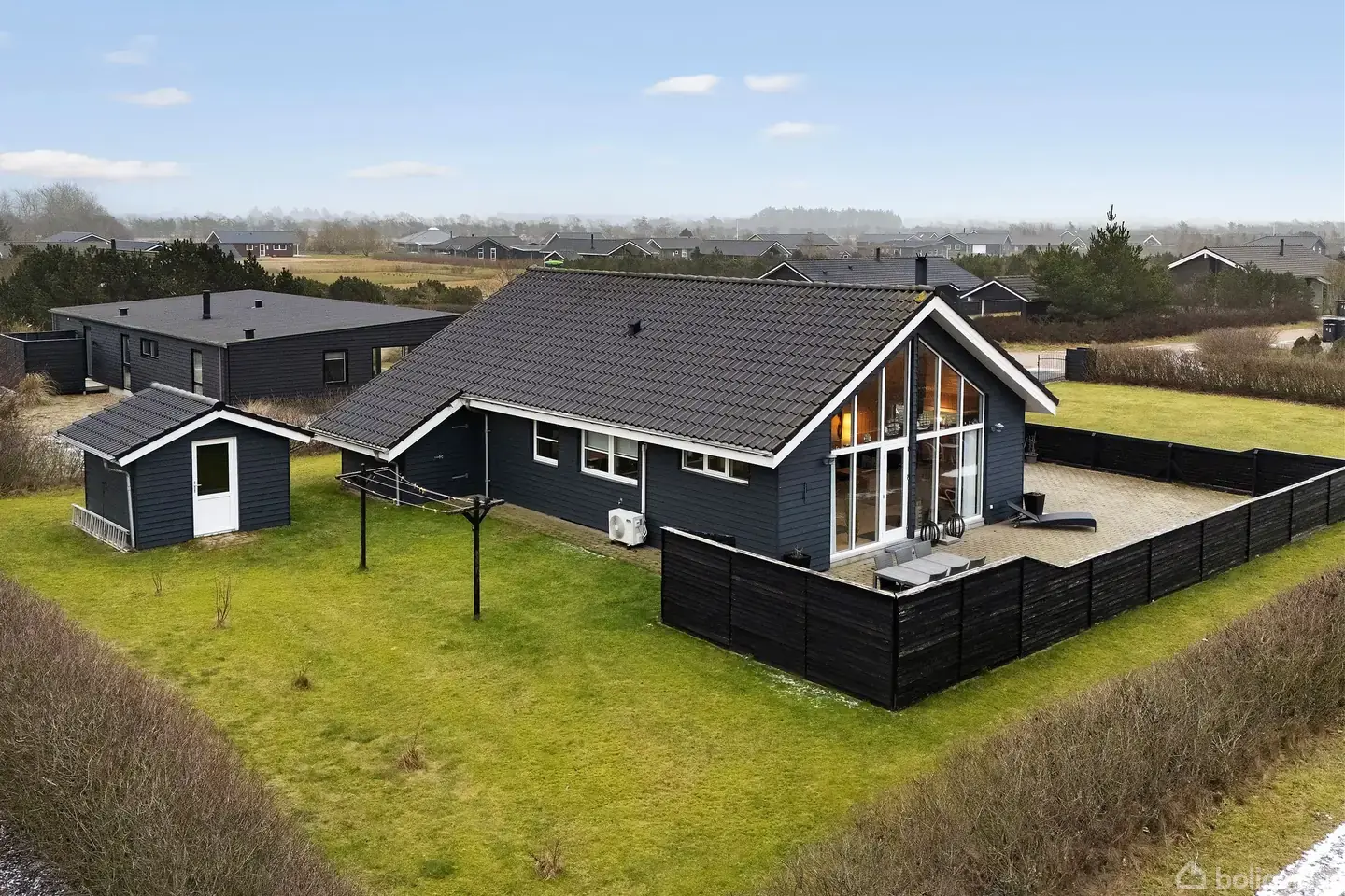 Velindrettet sommerhus på dejlig grund