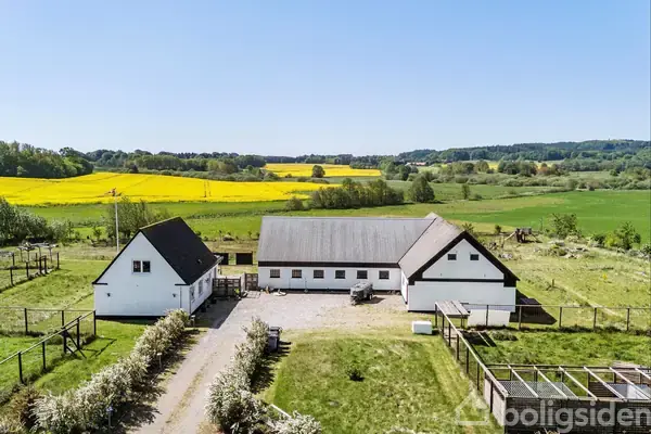 Landejendom på Ravnholtvej 51, 9330 Dronninglund
