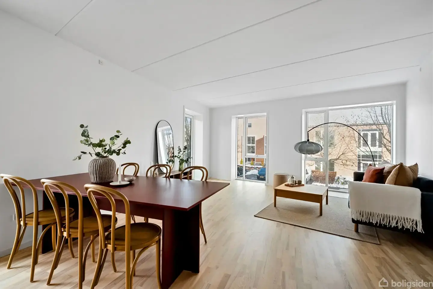 Hjørnelejlighed med tre gode soveværelser og stor vestvendt altan