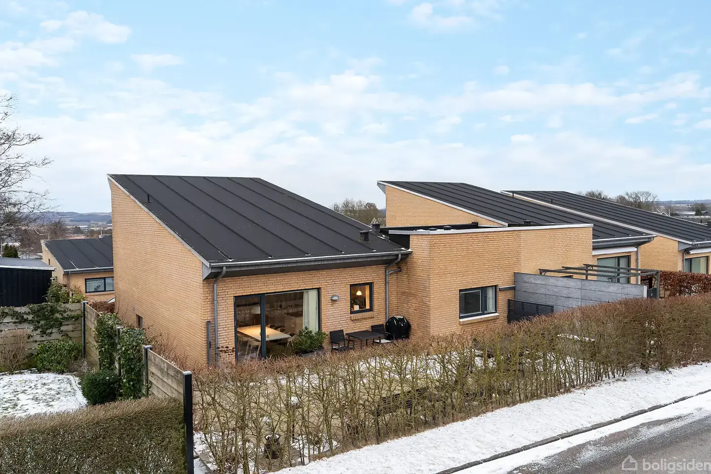 Stilrent enderækkehus med skøn tagterrasse og flot udsigt over Støvring