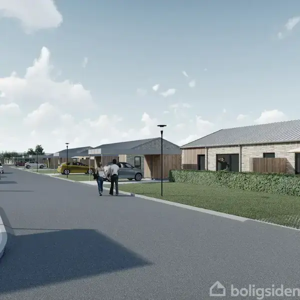 En moderne boligudvikling med rækkehuse ses langs en stille vej; to personer går, biler er parkeret i indkørsler; landskabet er grønt, himlen er blå med skyer.