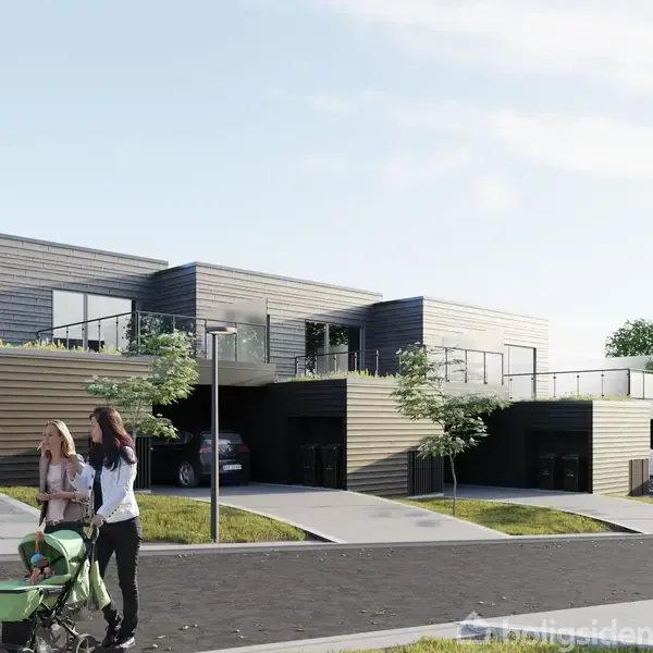 To personer går med en barnevogn foran moderne, flade rækkehuse med store vinduer og garagepladser. Omkring dem er der træer og en asfalteret vej i et boligområde.