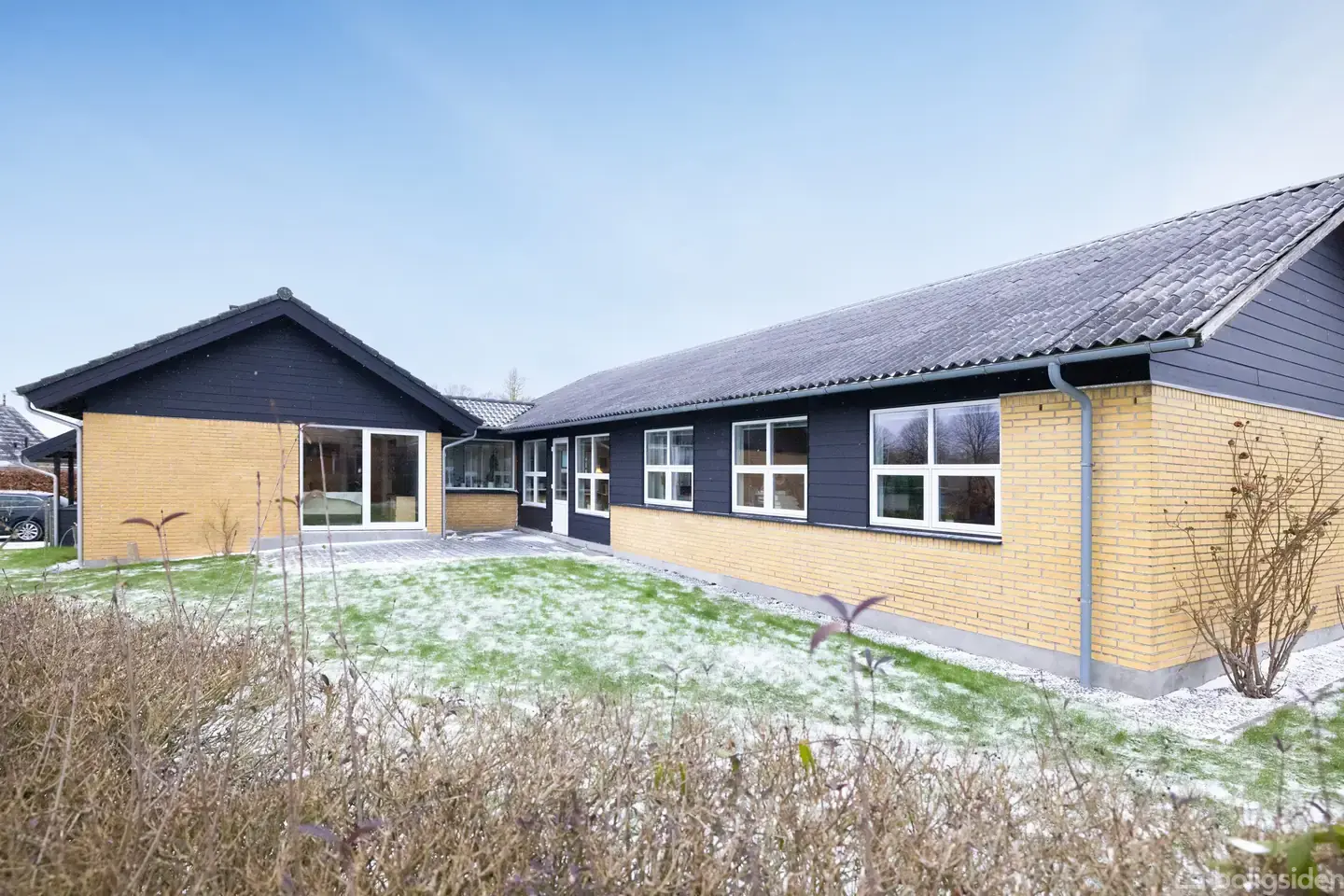 Rummelig familievilla med solrigt udemiljø på lukket vej