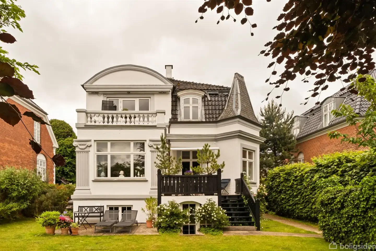 Charmerende 4-værelses lejlighed med solrig balkon, privat have og anneks i attraktive Hellerup