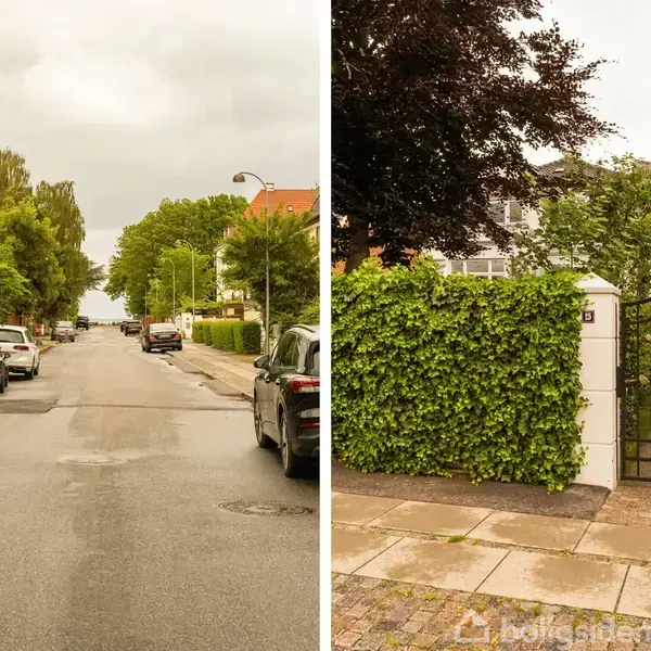 En gade med parkerede biler langs vejkanten under overskyet himmel. Til højre en indgang med hæk og metalport foran en villa. Vegetation omgiver begge scener.