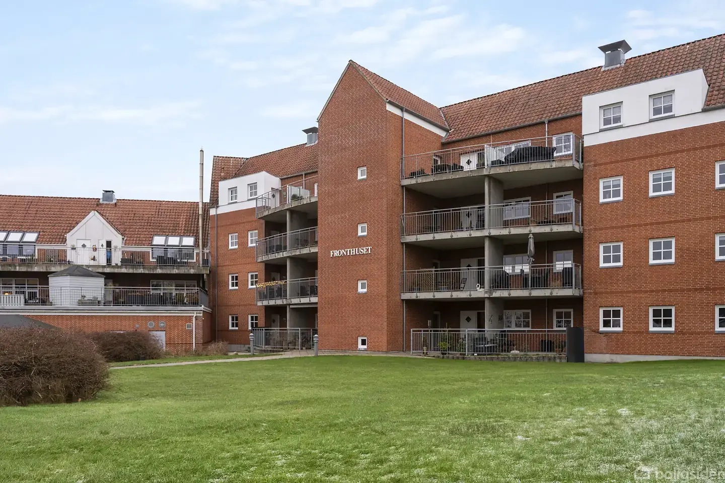 Rummelig ejerlejlighed med fjordkig og altan