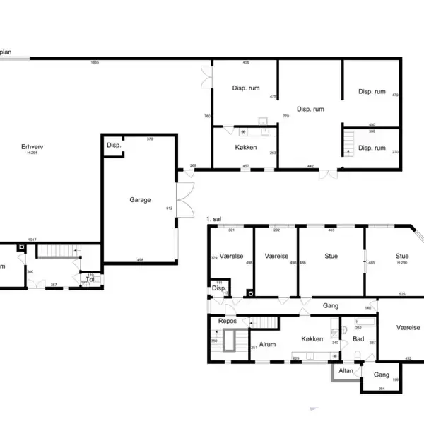 Plantegning viser ruminddeling af en bygning med to niveauer. Øverst er erhvervslokaler, køkken, depotrum og garage. Nederst er første sal med værelser, stue, køkken, bad, altan og gangarealer. Nordpil øverst til højre.