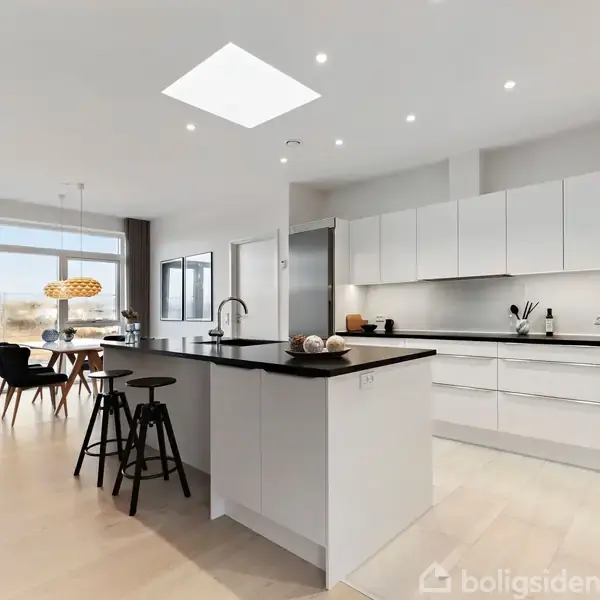 Toilet hænger på væggen i et moderne badeværelse med lyse fliser. Til højre ses en bruseniche, og til venstre dekorative genstande og en billedramme på hylden.