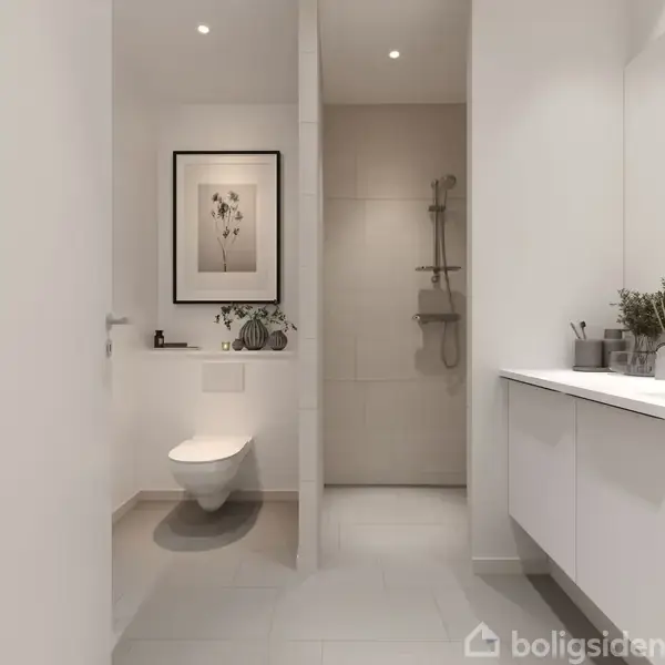 Toilet hænger på væggen i moderne badeværelse, dekoreret med kunstplakat og planter. I baggrunden ses en indbygget bruseniche. Lys og minimalistisk indretning pryder rummet.