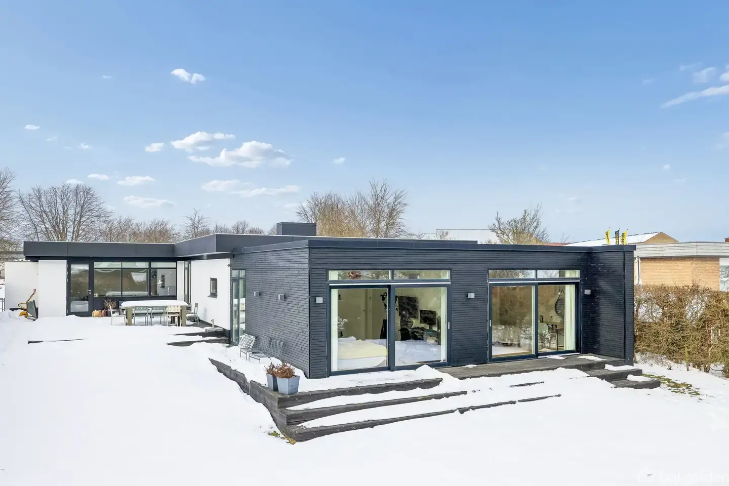 MODERNISERET 60’ER-VILLA MED DEJLIG HAVE OG MASSER AF SOL