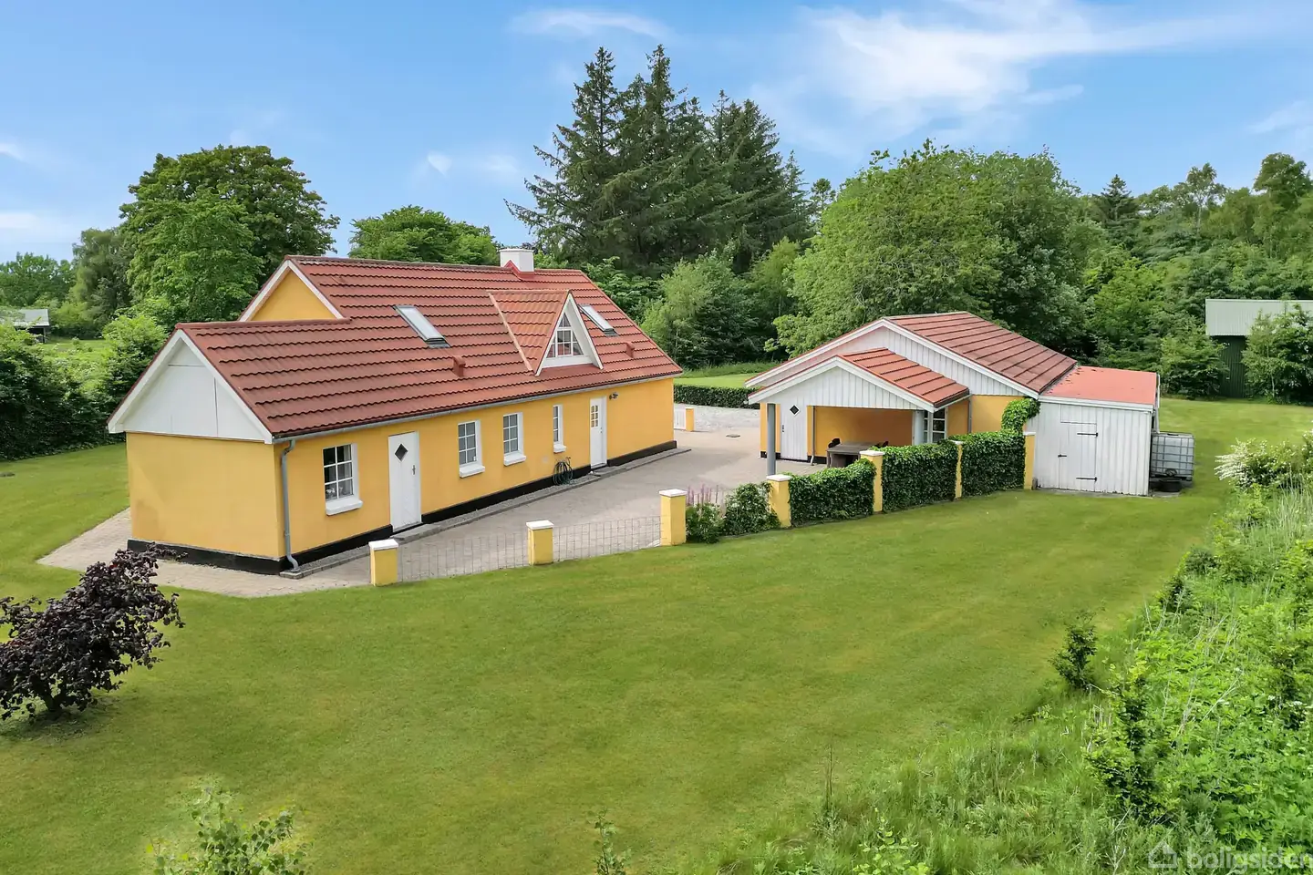 Velholdt villa på stor grund i naturskønne omgivelser
