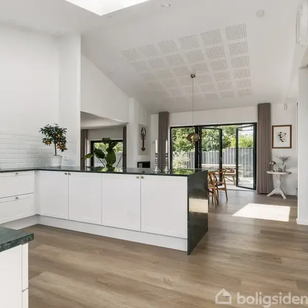 Carportgulvplan med to indgange, angivet med teksten "Carport". Omkredsen viser målene 750 og 636 i en rektangulær struktur.