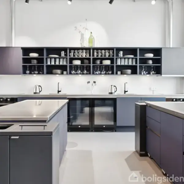 Moderne køkken med sorte skabe og skuffer, to kogeøer og åben opbevaring. Ovenklapshylder viser glas og tallerkener. Lyse vægge og store vinduer i baggrunden.