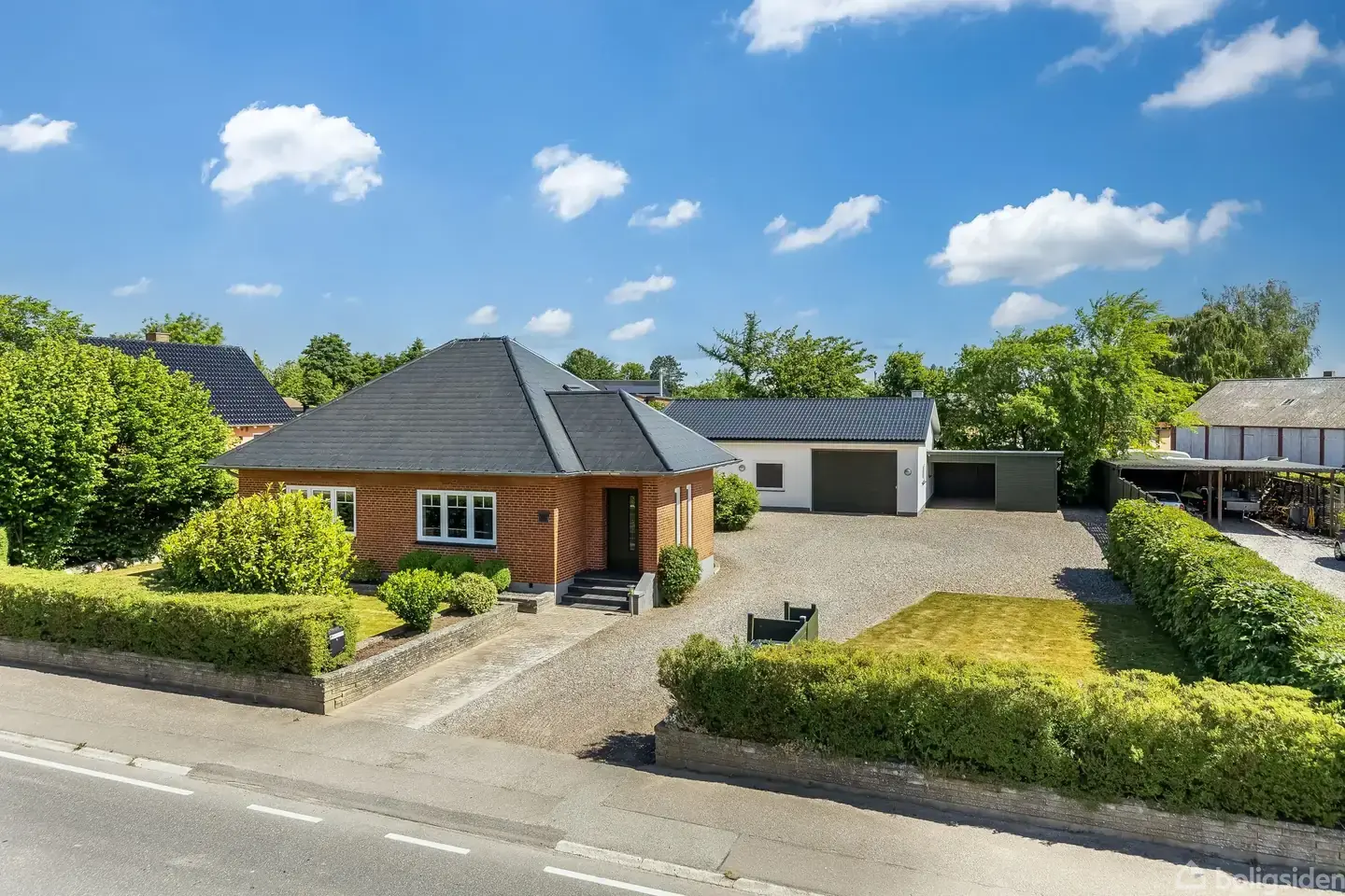 Indflytningsklar murstensvilla med hele 160 m² bolig og 90 m² garage/værksted