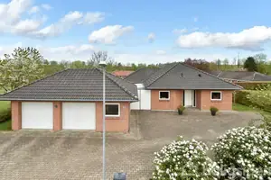 Villa på Åsbjerg 33, 7323 Give