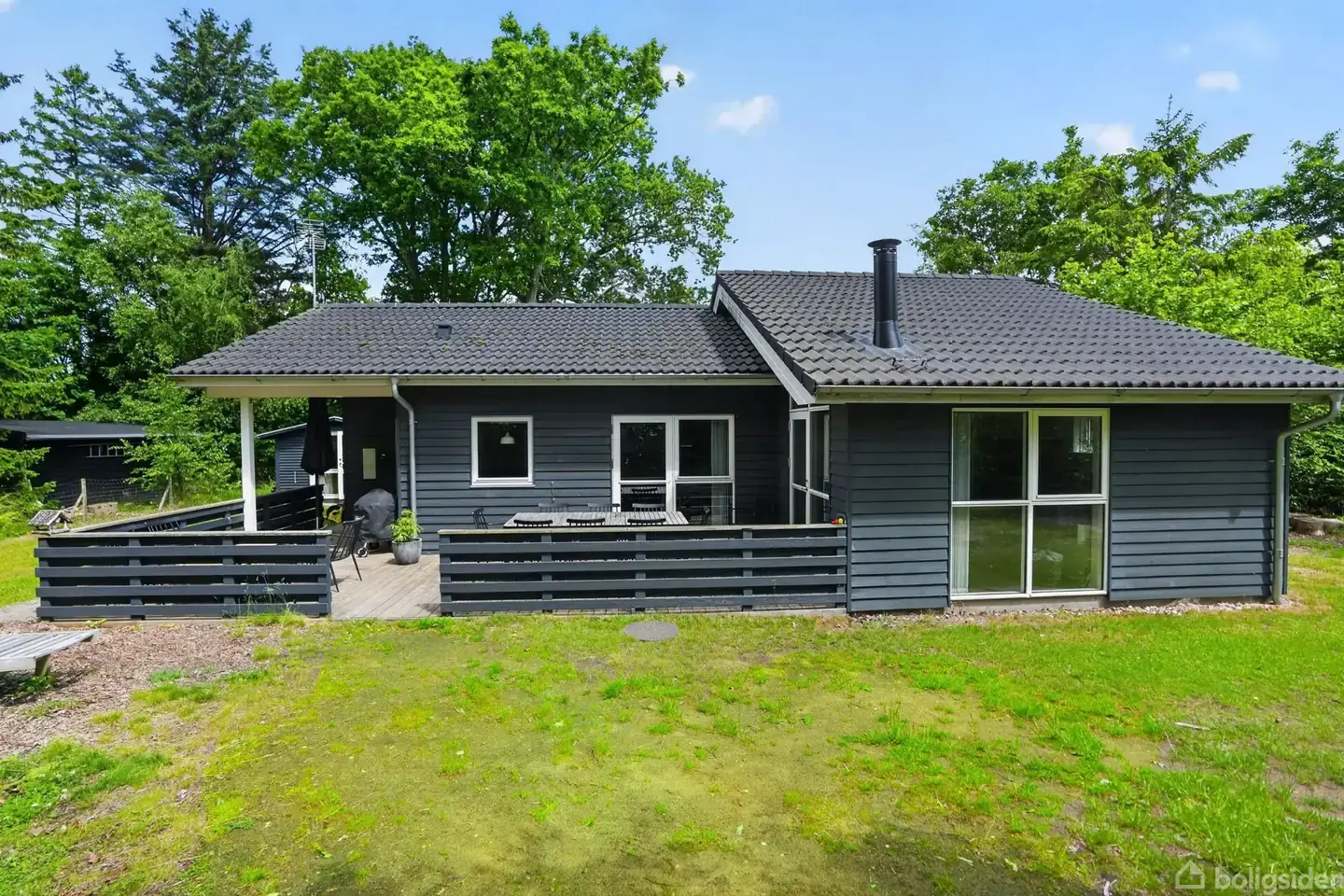 Totalt indflytningsklart træsommerhus fra 2017, med ca. 800 m. til havet!