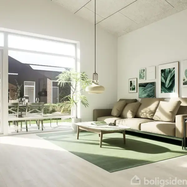 Sofa står i en lys stue, dekoreret med grønne planter og kunst på væggene. Gennem store vinduer ses en terrasse med borde og stole udenfor. Ingen tekst fundet.