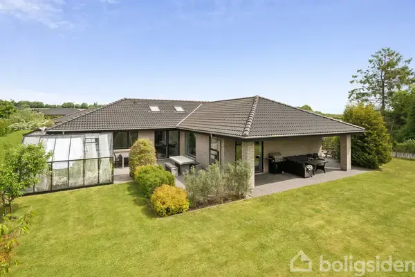Villa på Korslystvej 1, 8382 Hinnerup