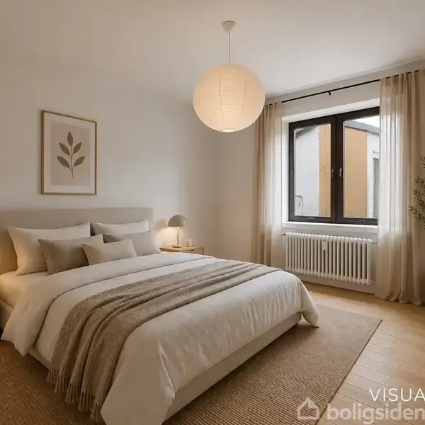 Soveværelse med en dobbeltseng med lyse puder og tæppe, flankeret af natborde med lamper. Væggene er lyse, et vindue med gardiner og en plante ved siden af. Tekst: "VISUALISERING".