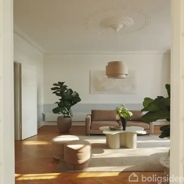 En lysekrone hænger i en elegant hall med en snoet trappe. Den er dekoreret med krystaller og gyldne detaljer. Væggene har stribet tapet, og et stort vindue giver lysindfald.