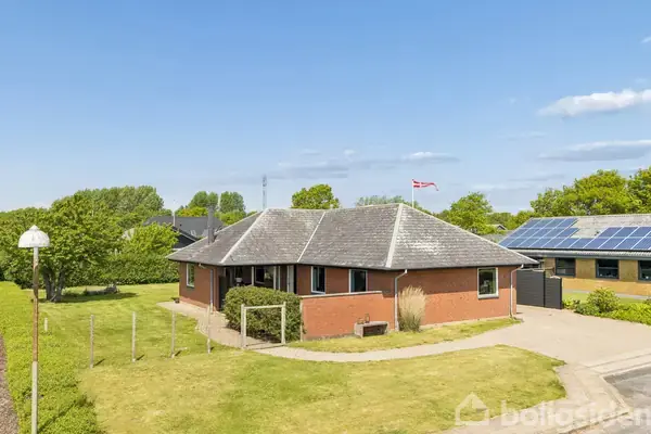 Indflytningsklar villa med moderne opdateringer og hyggelige uderum i rolige omgivelser!