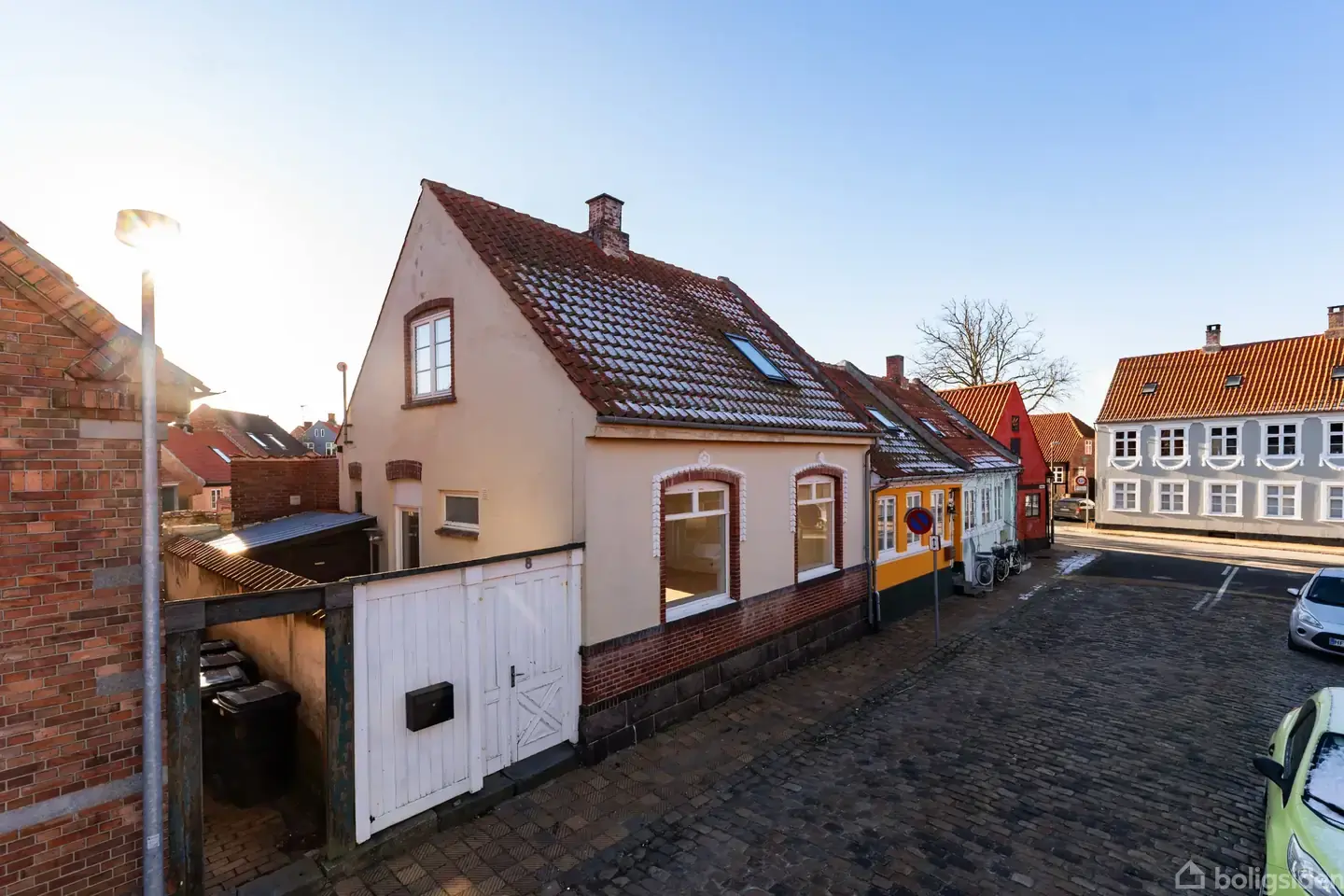 Charmerende byhus med lys stue og tre gode værelser