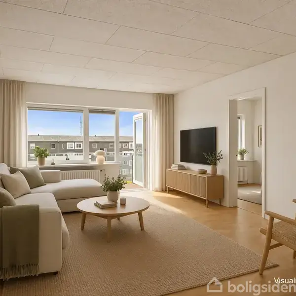 Stue med lys sofa og sofabord foran et stort vindue. Fjernsyn på væggen, indgang til andet rum. Moderne og minimalistisk indretning med planter, masser af naturligt lys.