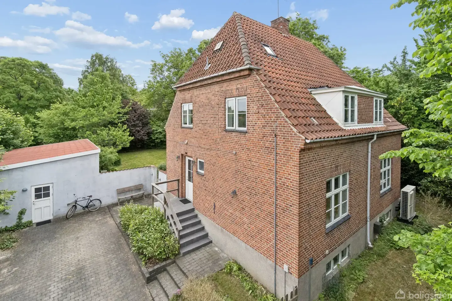 Murermestervilla på 245 m2 skøn lys bolig inkl. kælder + dejligt anneks på 50 m2