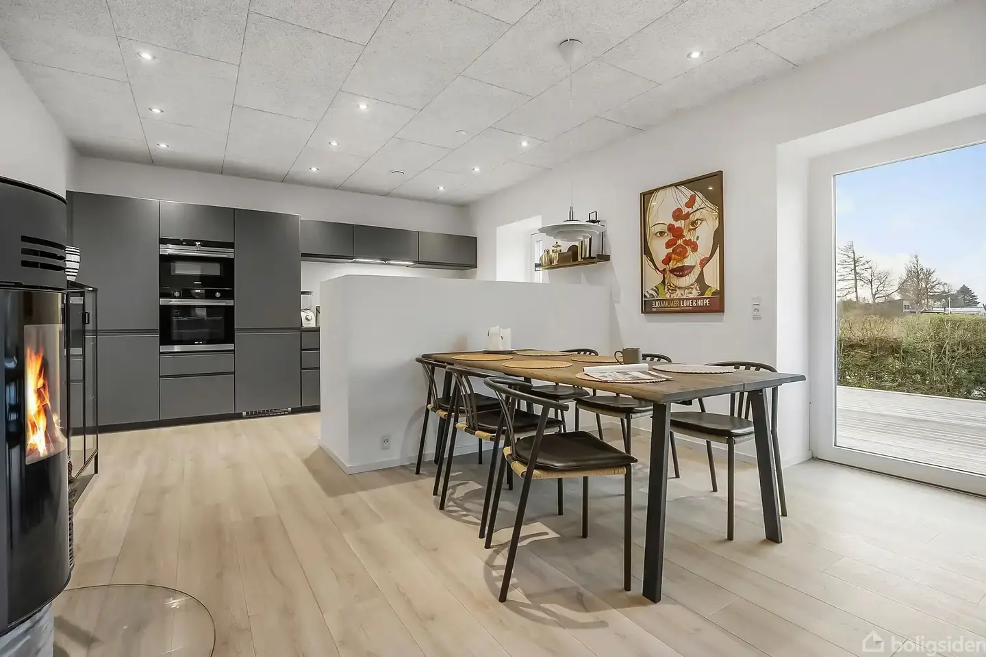 Indbydende sommerhus med lys opholdsstue og stor have tæt på vandet