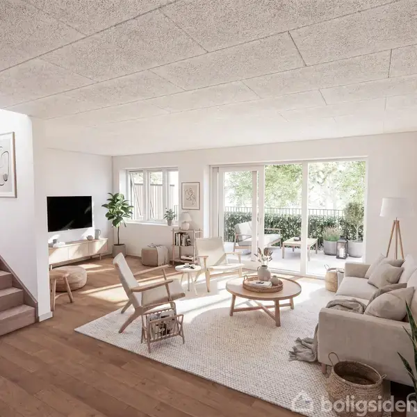 Stue med sofa, stole og sofabord står på et tæppe. Et TV hænger på væggen. Store vinduer giver udsigt til en terrasse med planter. Trappe til venstre. Artprints på væggen.