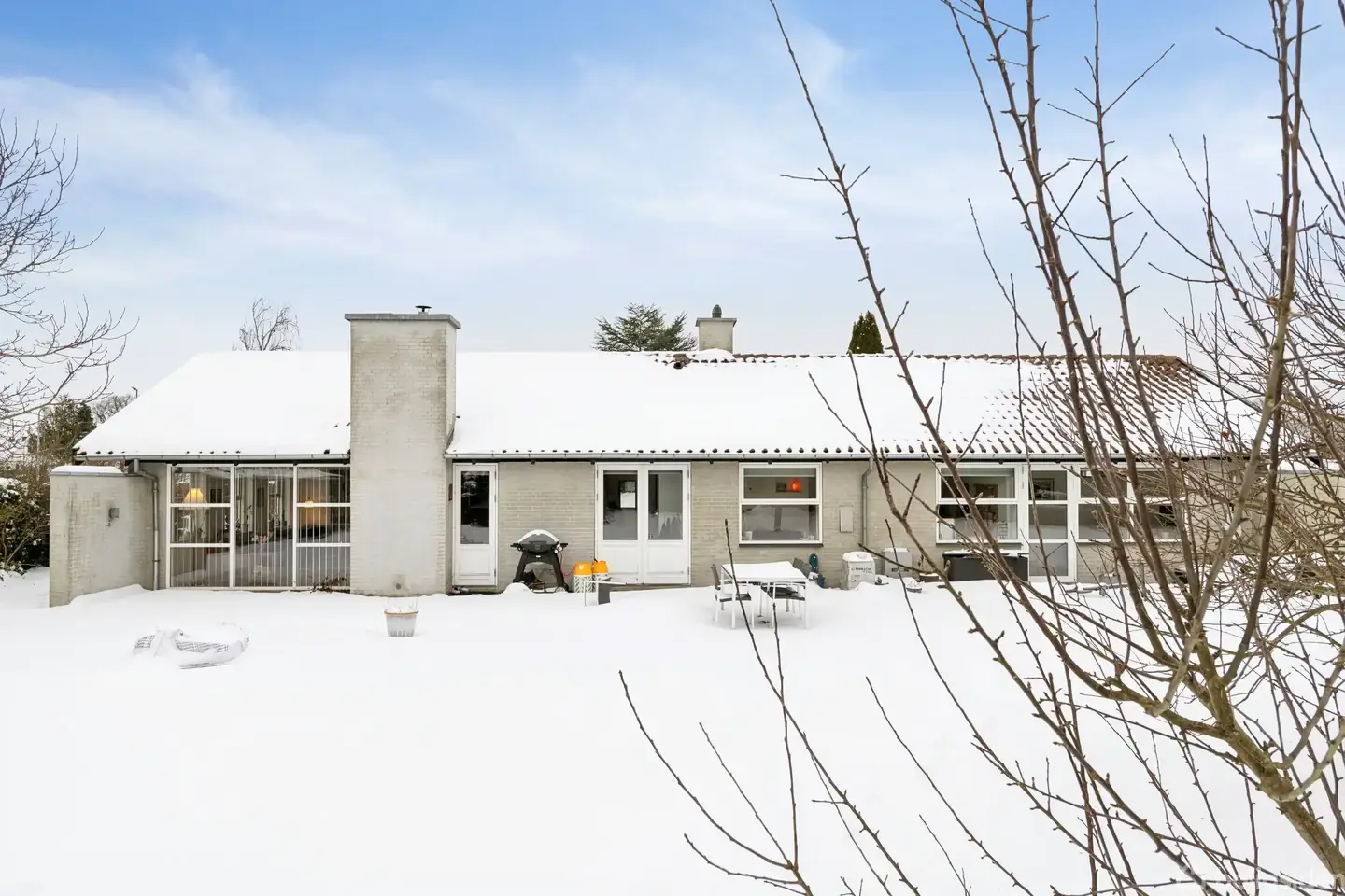 Flot, renoveret villa med solrig have