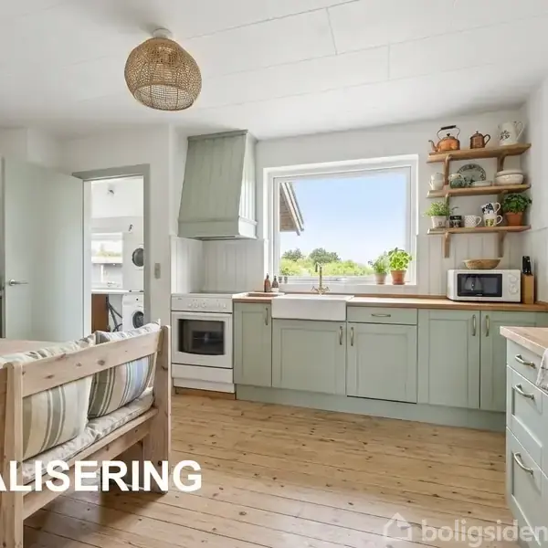Køkken med lysegrønne skabe og træbord, udsigt gennem vindue til en have. Tekst: "VISUALISERING". Hylder med planter, mikrobølgeovn og andre køkkenartikler.