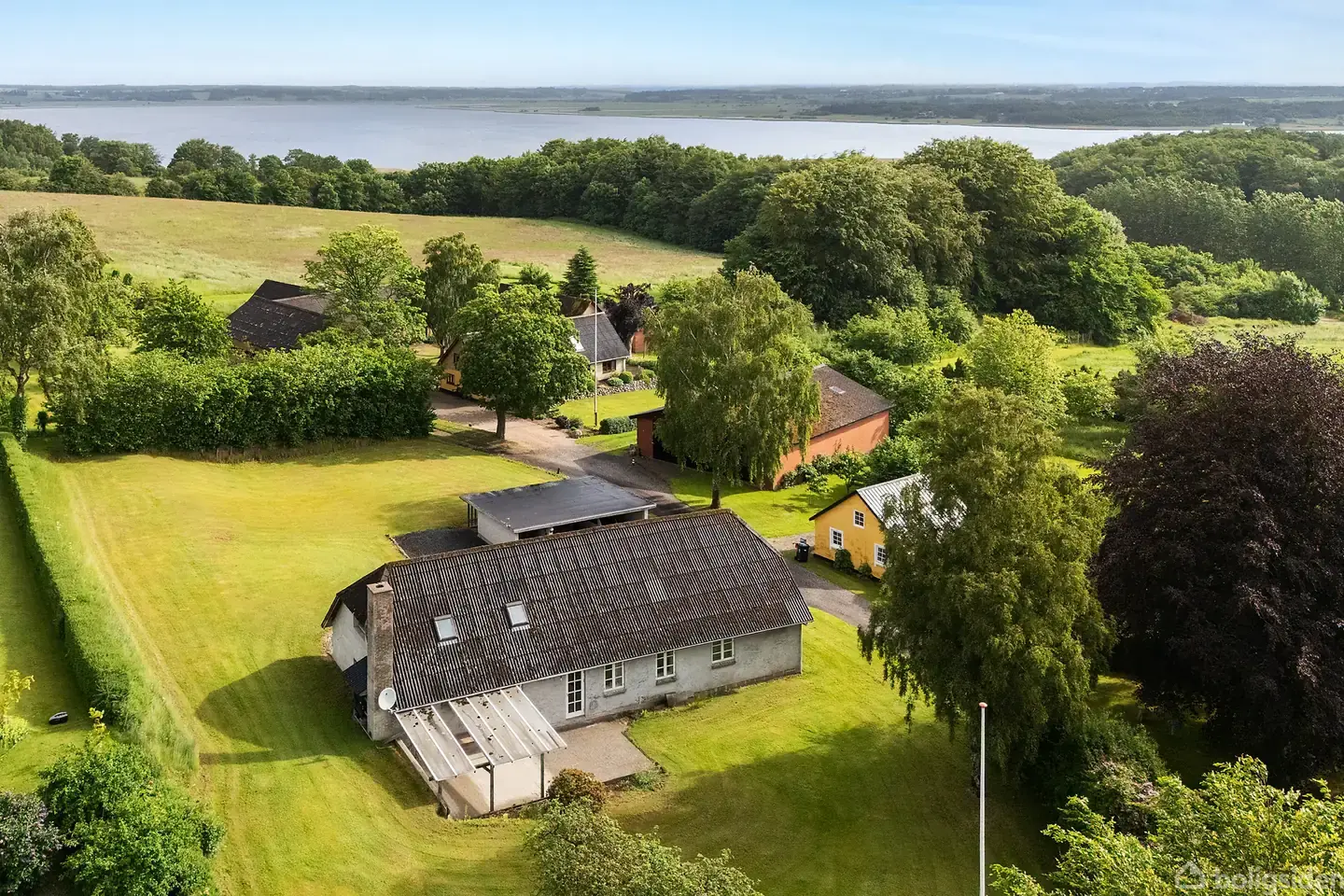 Stor villa med naturskøn beliggenhed tæt på Hjarbæk Fjord